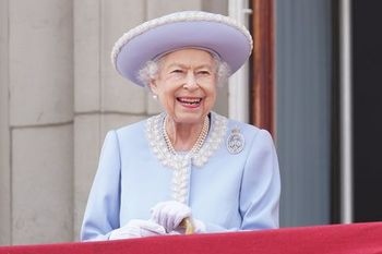 queen-elizabeth-ii-watches-from-the-balcony-of-buckingham-news-photo-1662659549.jpg